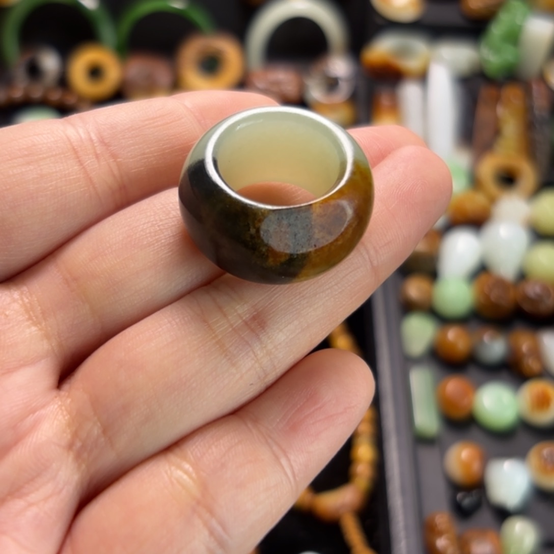 和田玉未镶嵌颈饰陈***源