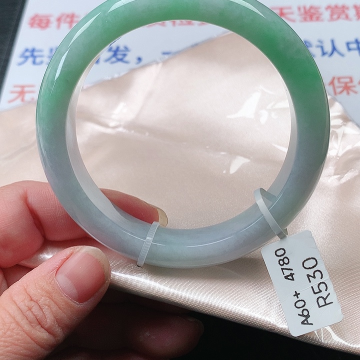 翡翠手镯未镶嵌翡翠