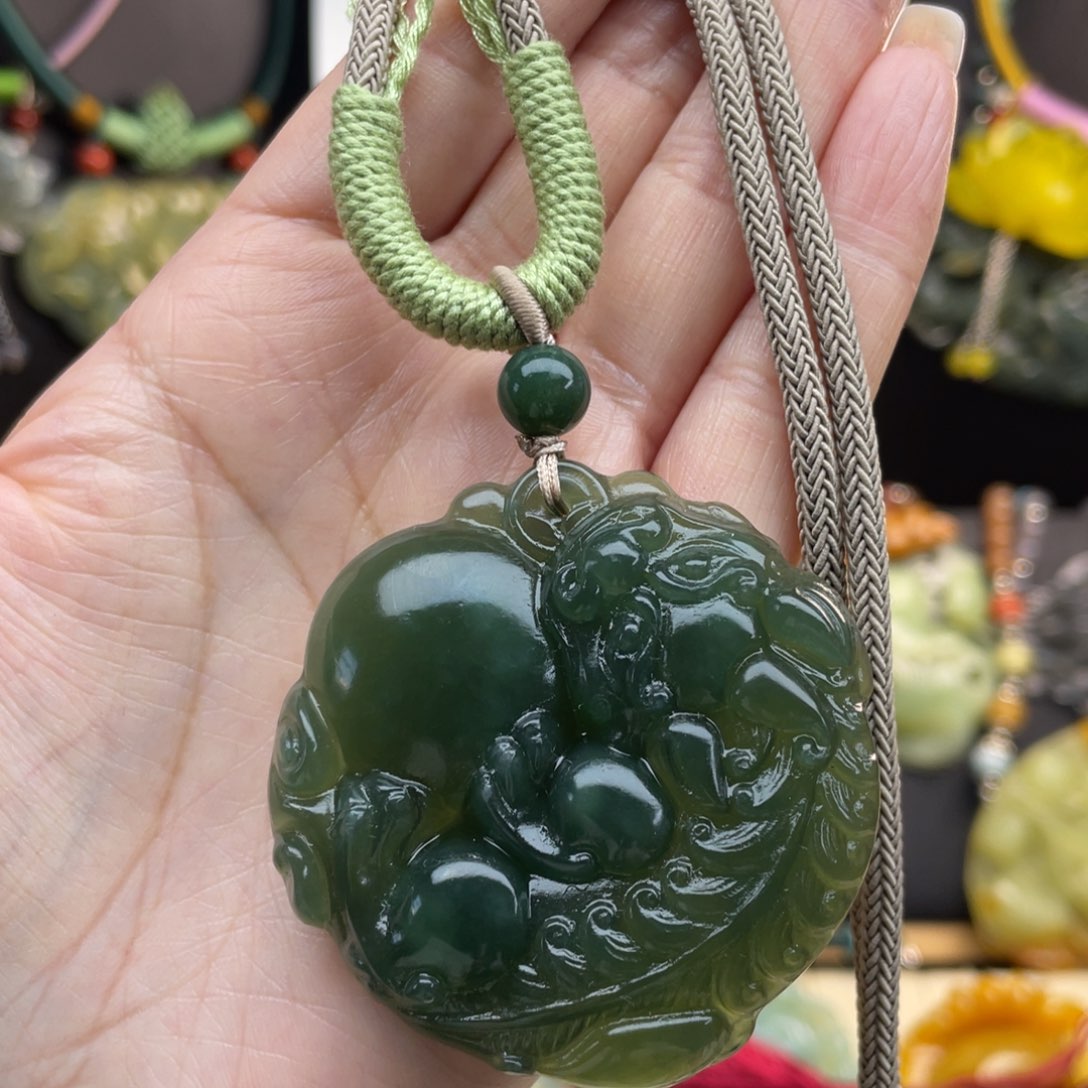 蛇纹石玉未镶嵌颈饰