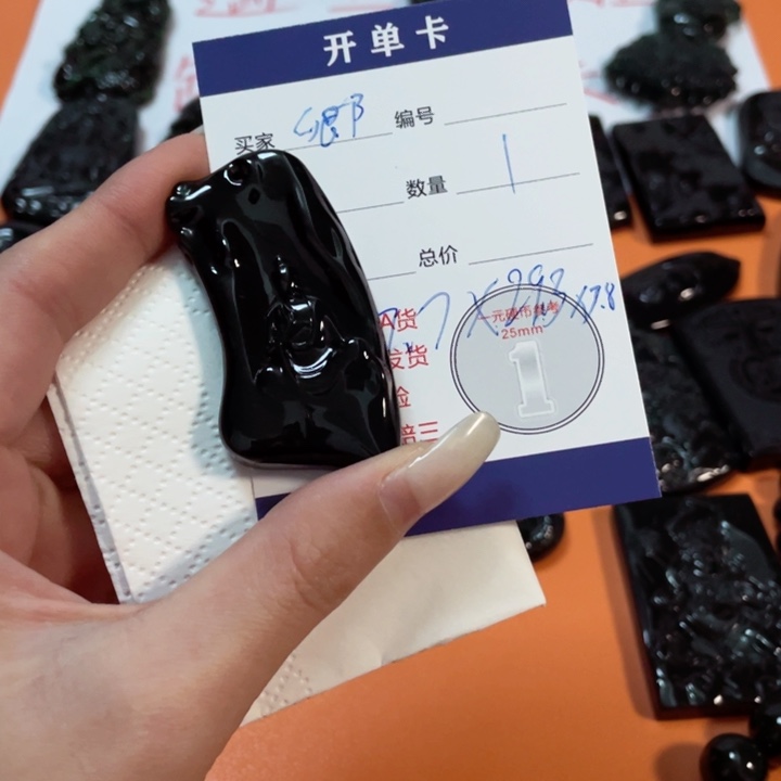 翡翠颈饰未镶嵌卿