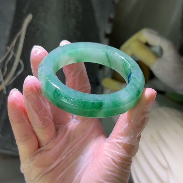 清***姐石英质玉（非洲翠）未镶嵌手镯定制