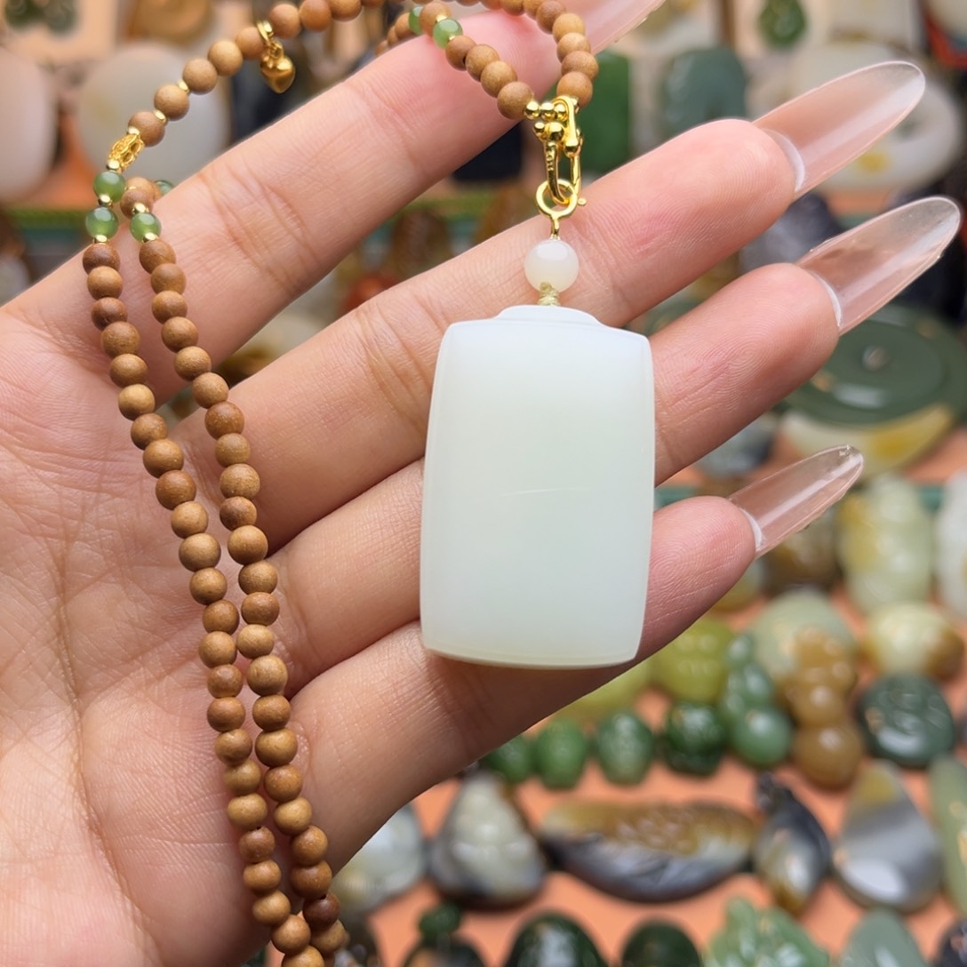 颈饰未镶嵌和田玉