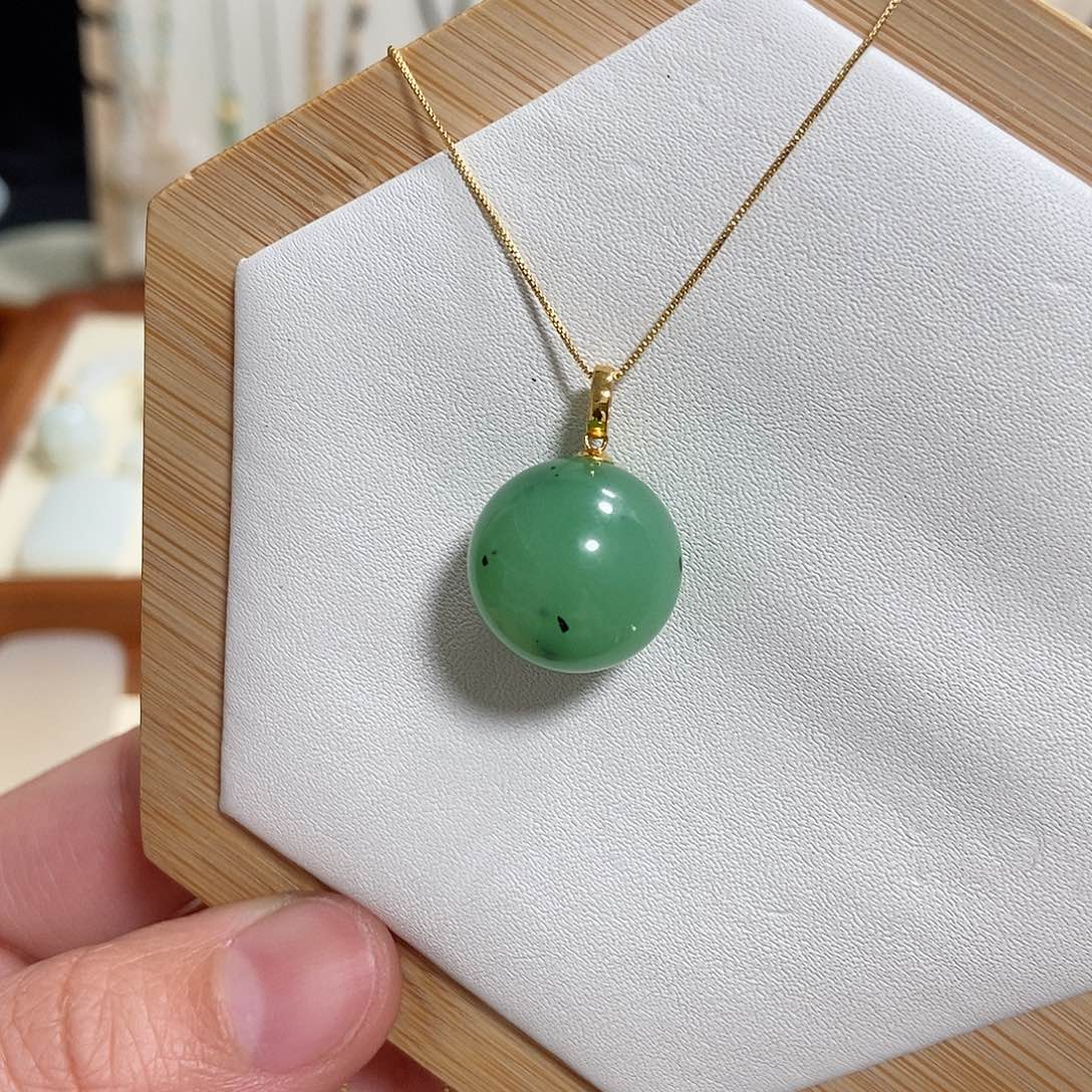 和田玉吊坠(赠链)18K金镶嵌