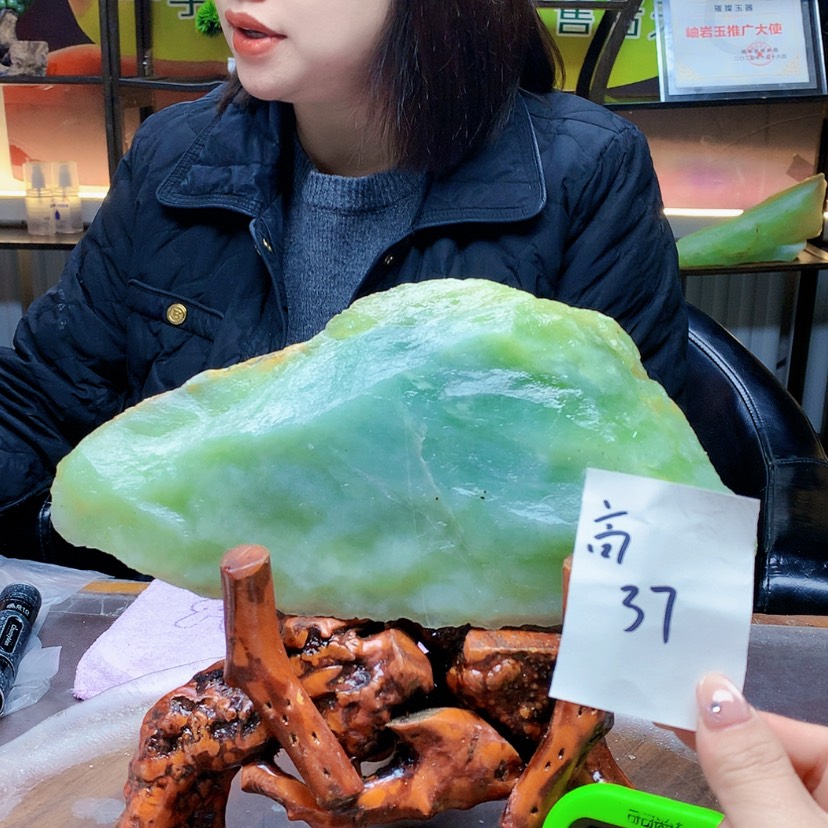 【闪购商品】未镶嵌蛇纹石玉原石极*兔