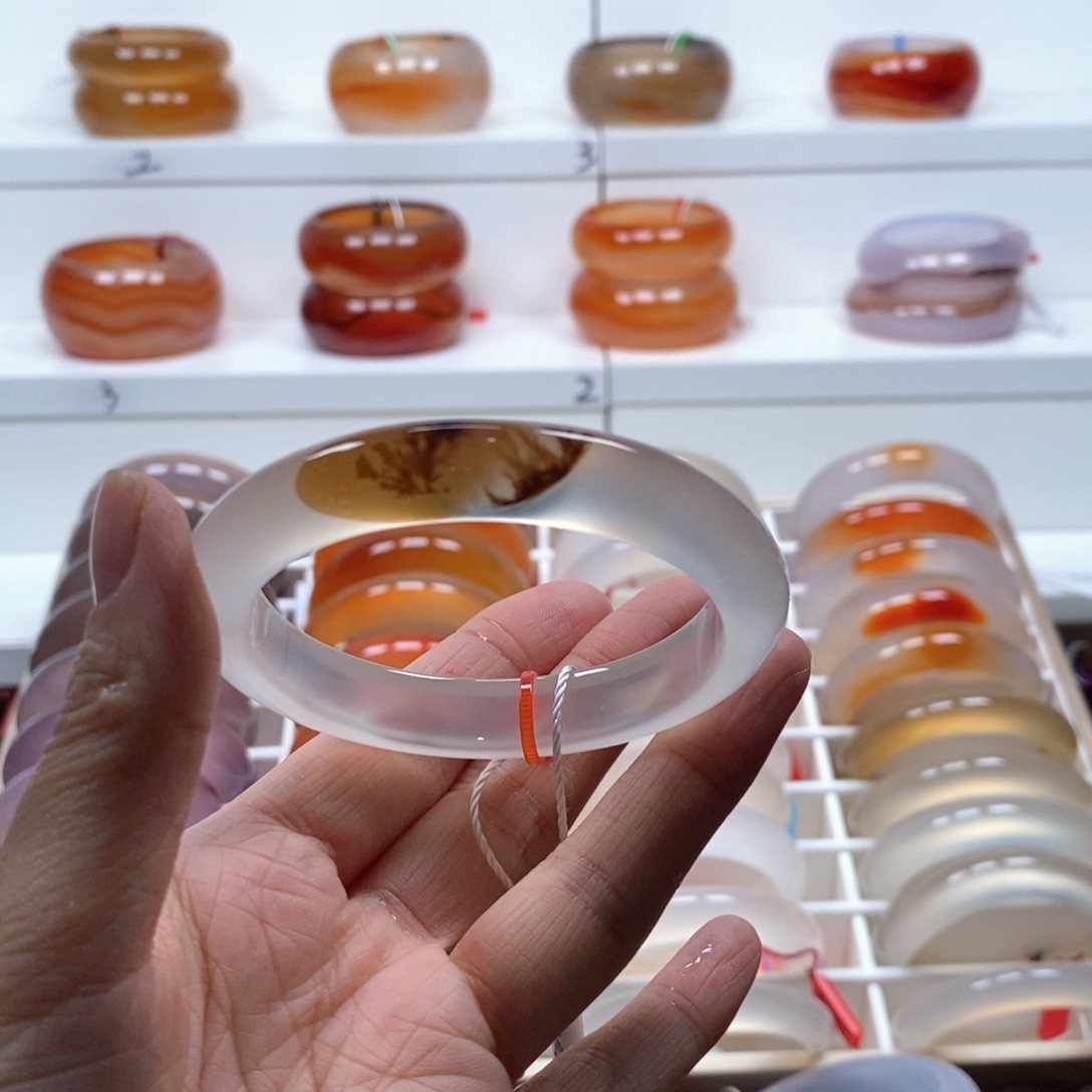 玛瑙/玉髓手镯未镶嵌沪***猫天然玛瑙手镯纹雾正常