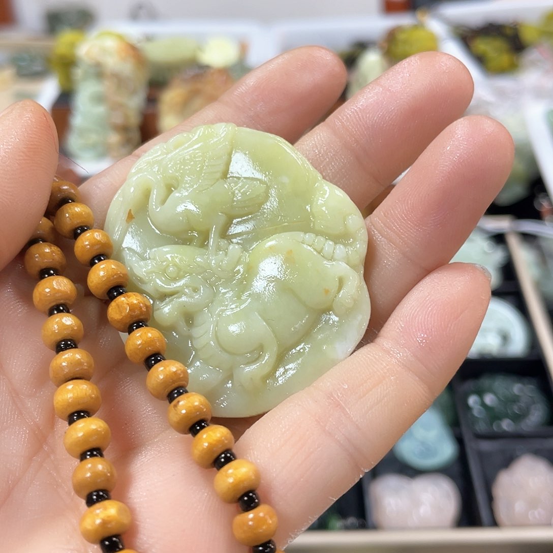 蛇纹石玉颈饰合金