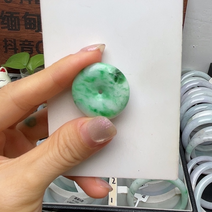 翡翠未镶嵌颈饰平安扣