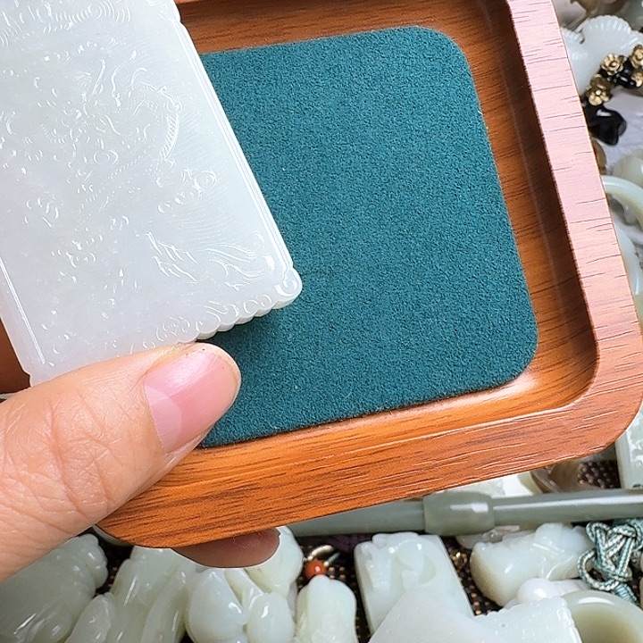 东***草瓷片新号开播瓷盘一件