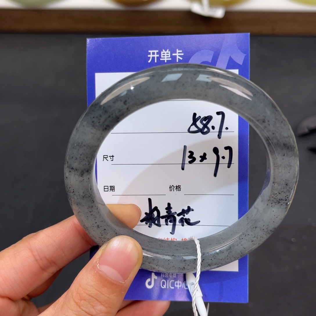 雪***舞和田玉未镶嵌手镯