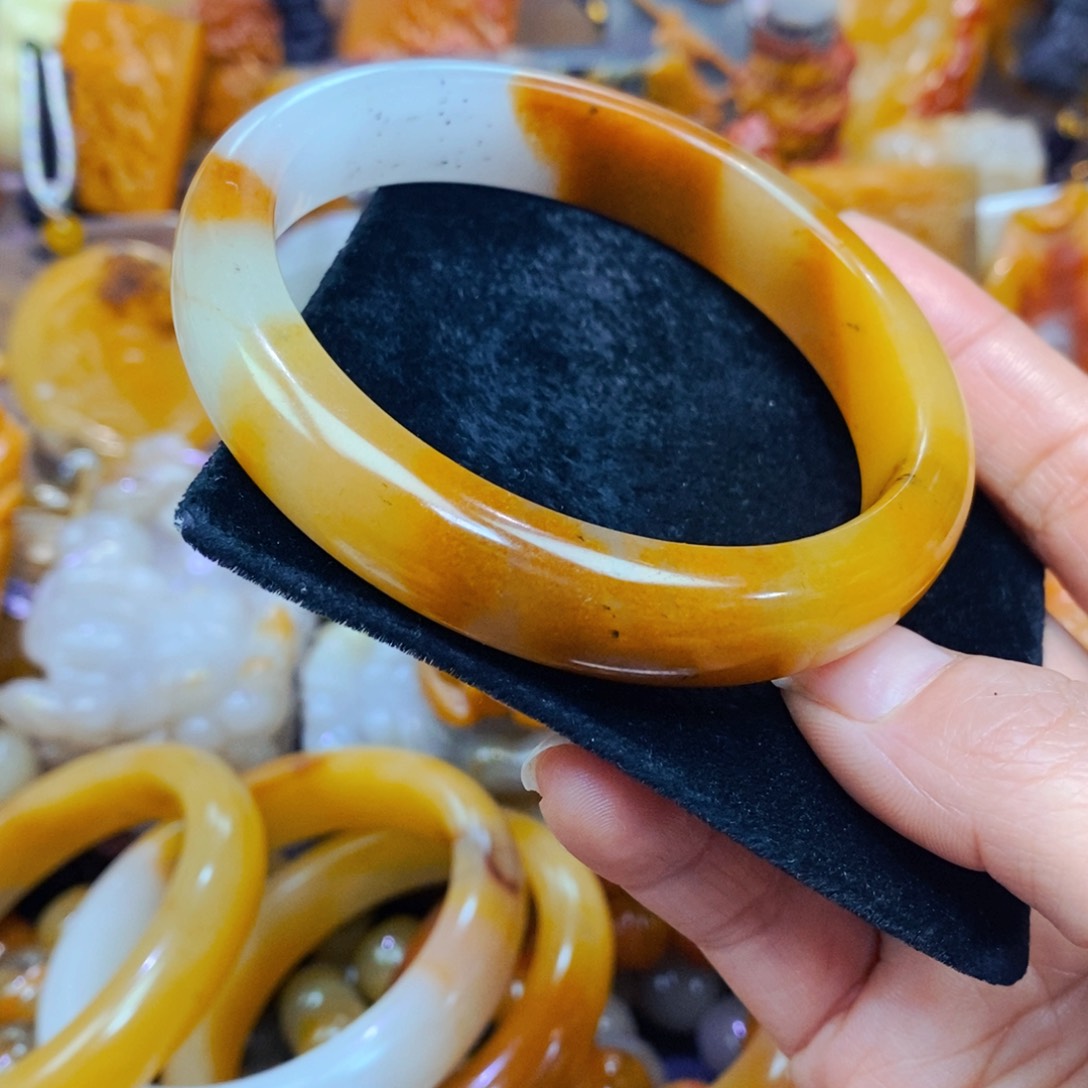 未镶嵌石英质玉（黄龙玉）颈饰