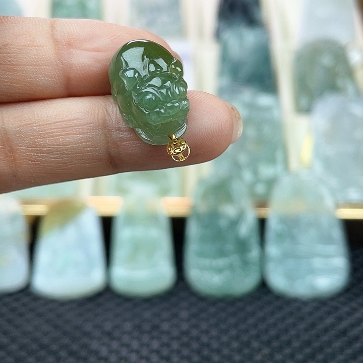 翡翠18K金镶嵌颈饰天然翡翠貔貅