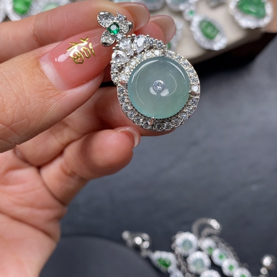 翡翠颈饰未镶嵌翡翠