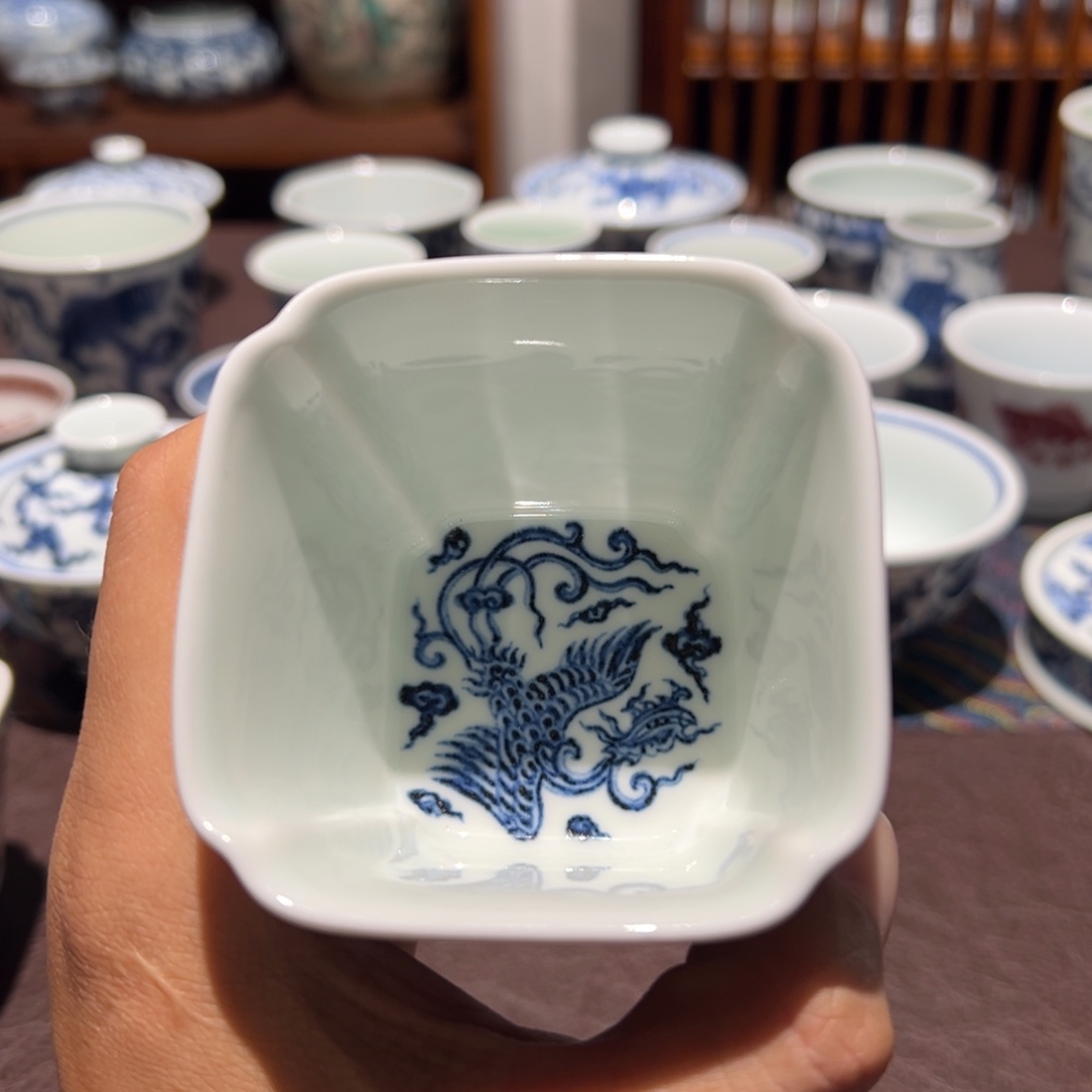 壶***痴精品青花四面团凤四方杯口径约7.4厘米