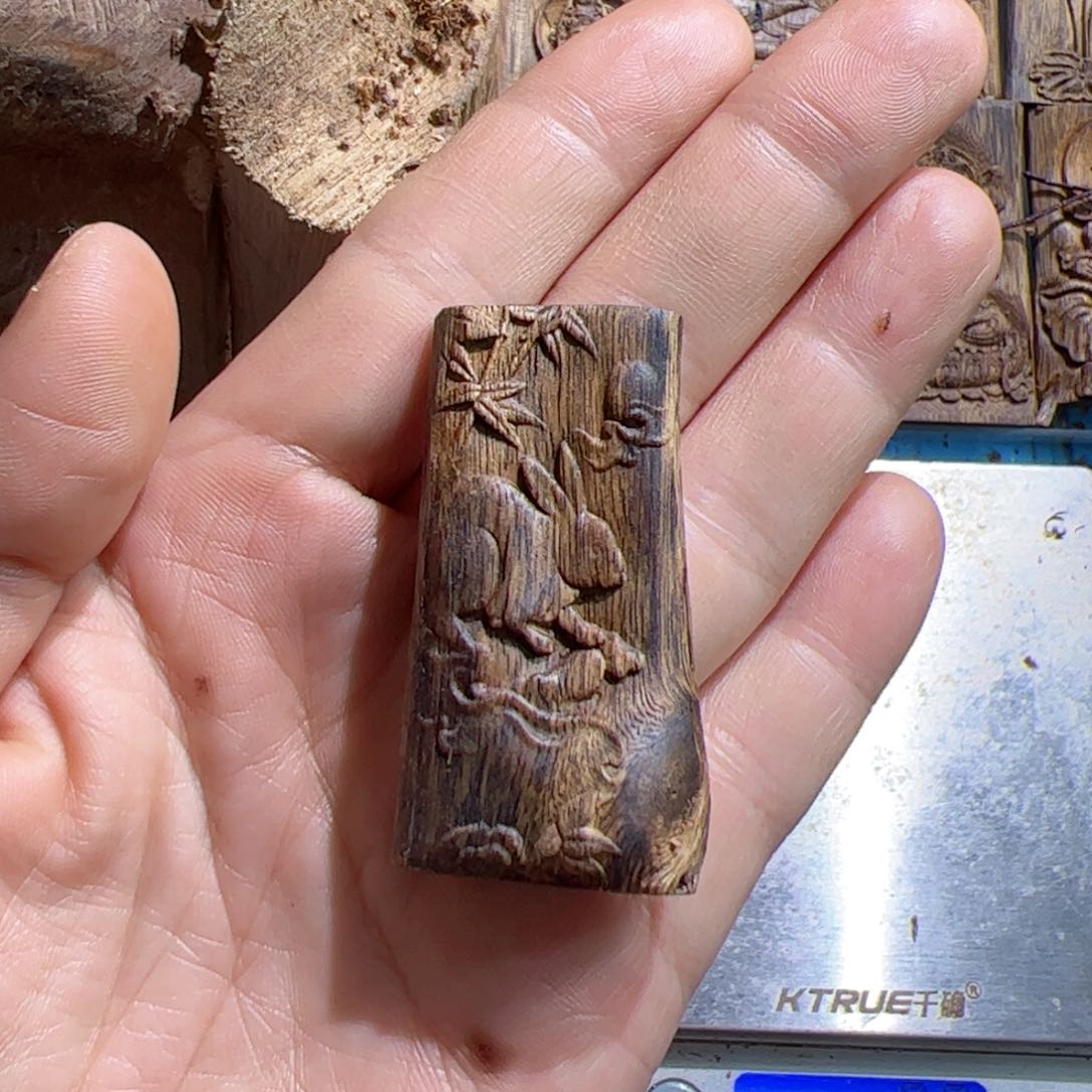 沉香吊坠白棋文殊兔7.8克