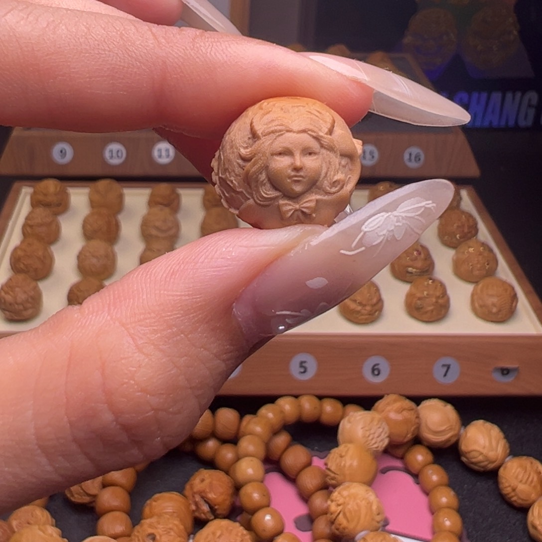 文玩核桃把件恶魔美女16左右尺寸全品有正常封口线