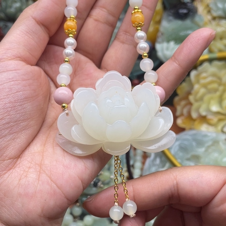 蛇纹石玉吊坠合金