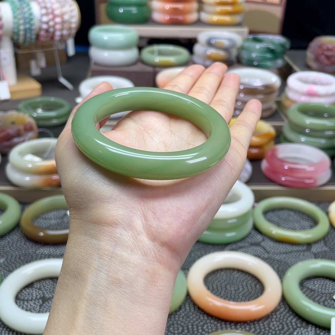 悦****石英质玉未镶嵌手镯