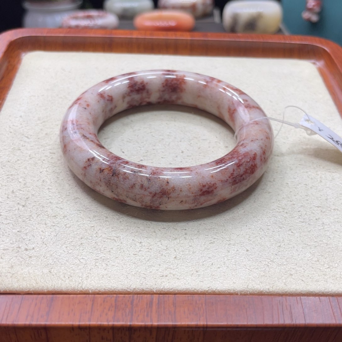 石英质玉手镯未镶嵌露*?