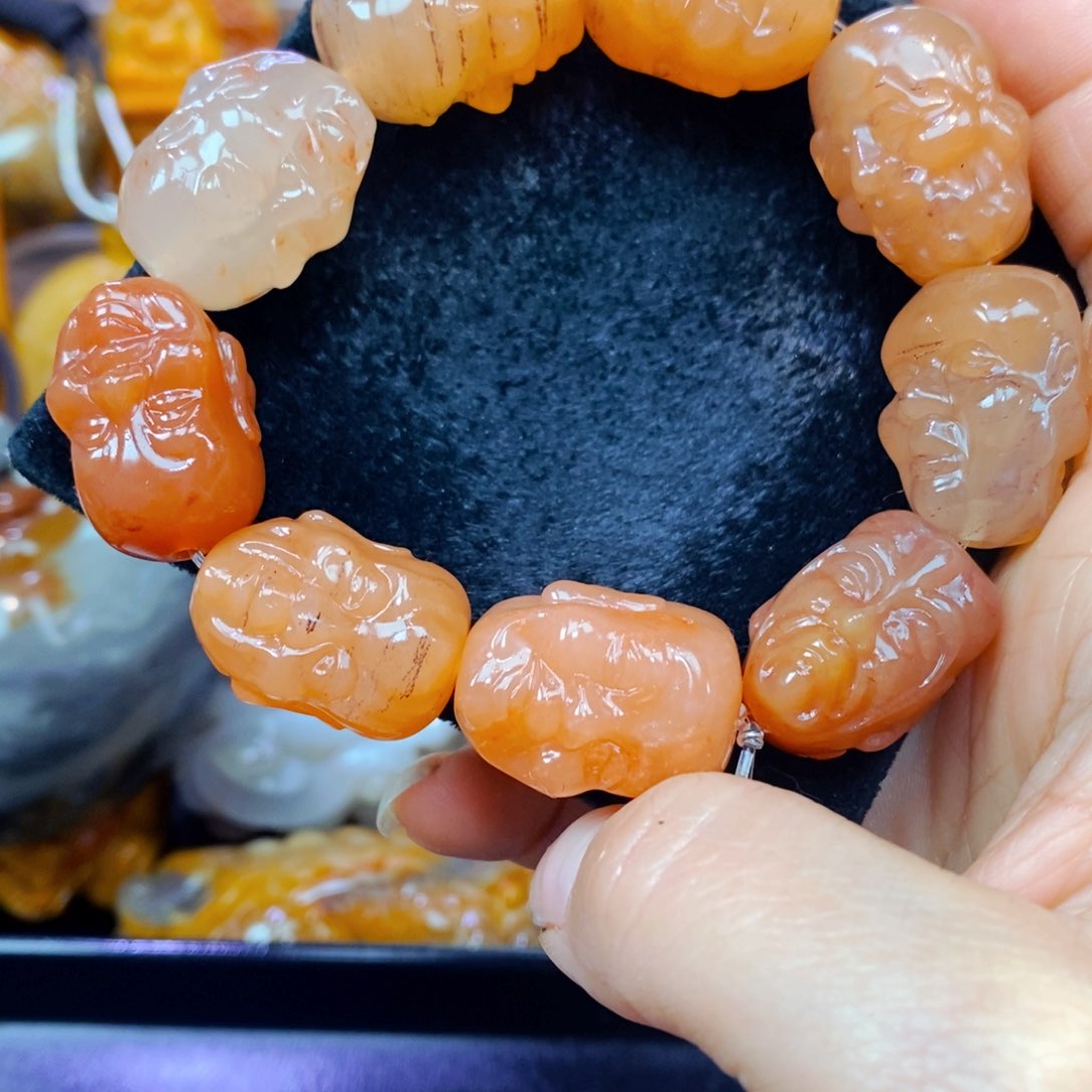 未镶嵌石英质玉（黄龙玉）颈饰