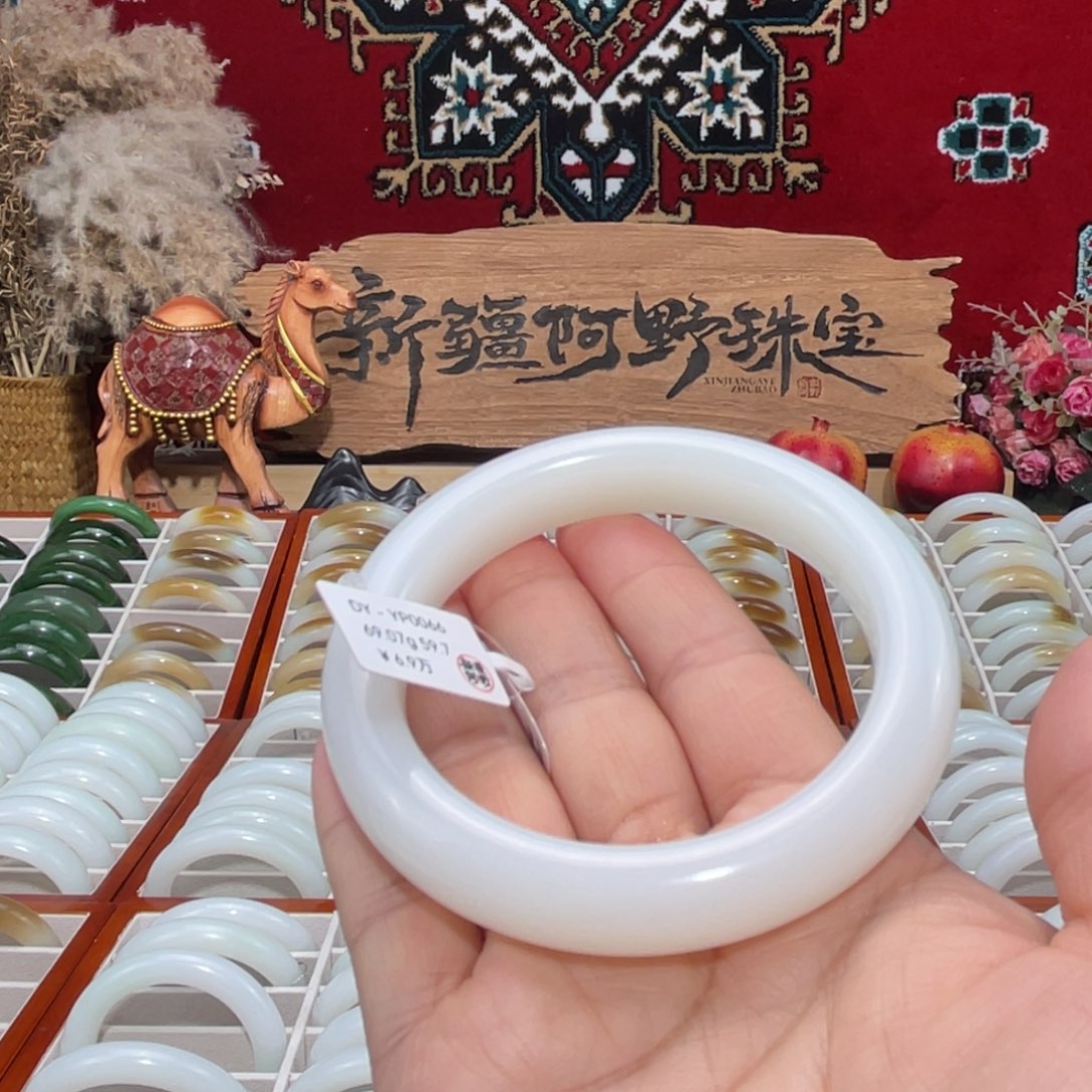 未镶嵌手镯和田玉天然优雅羊脂玉