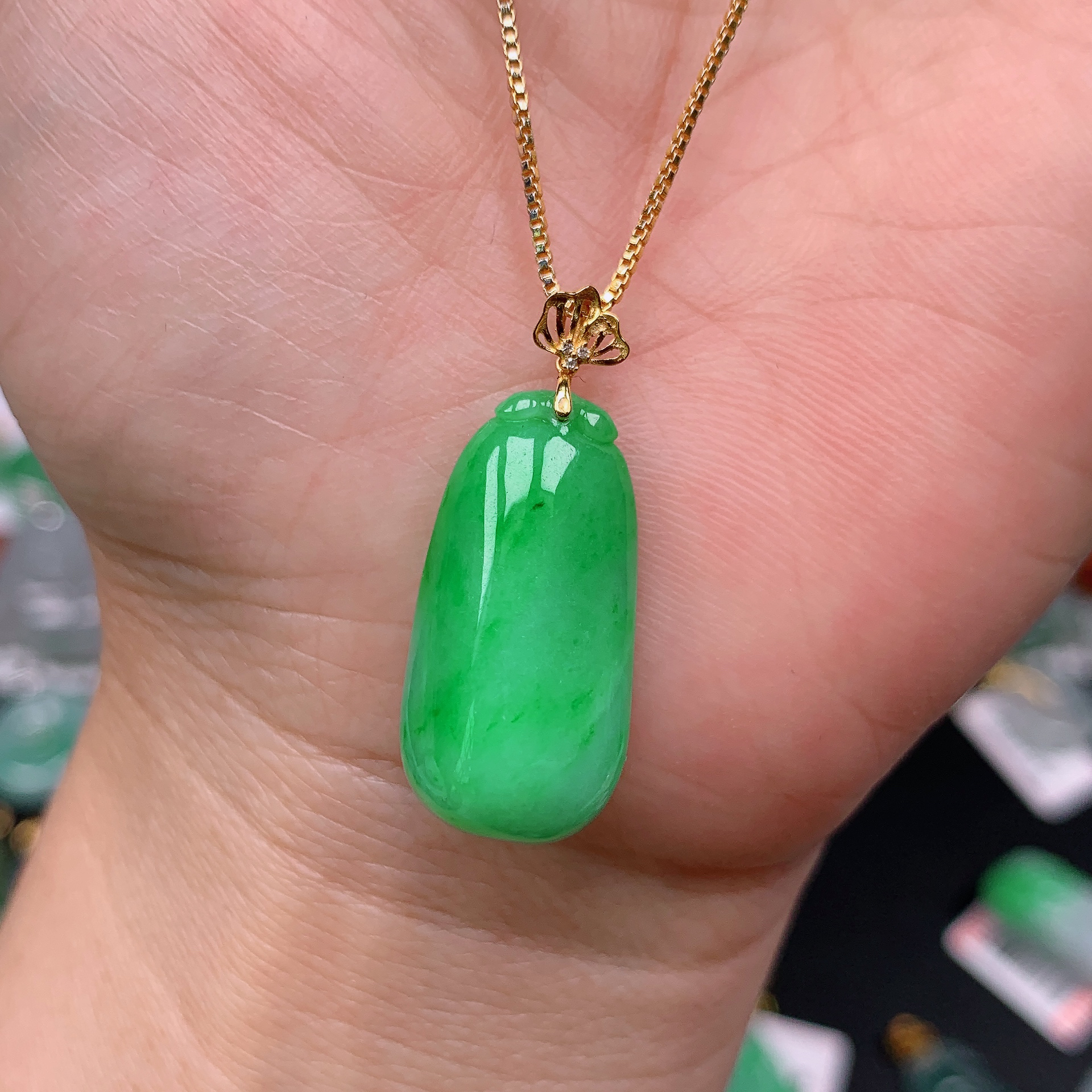 缅甸天然翡翠A货 冰润飘绿福瓜11/228(尺寸23.3x12x8.3)