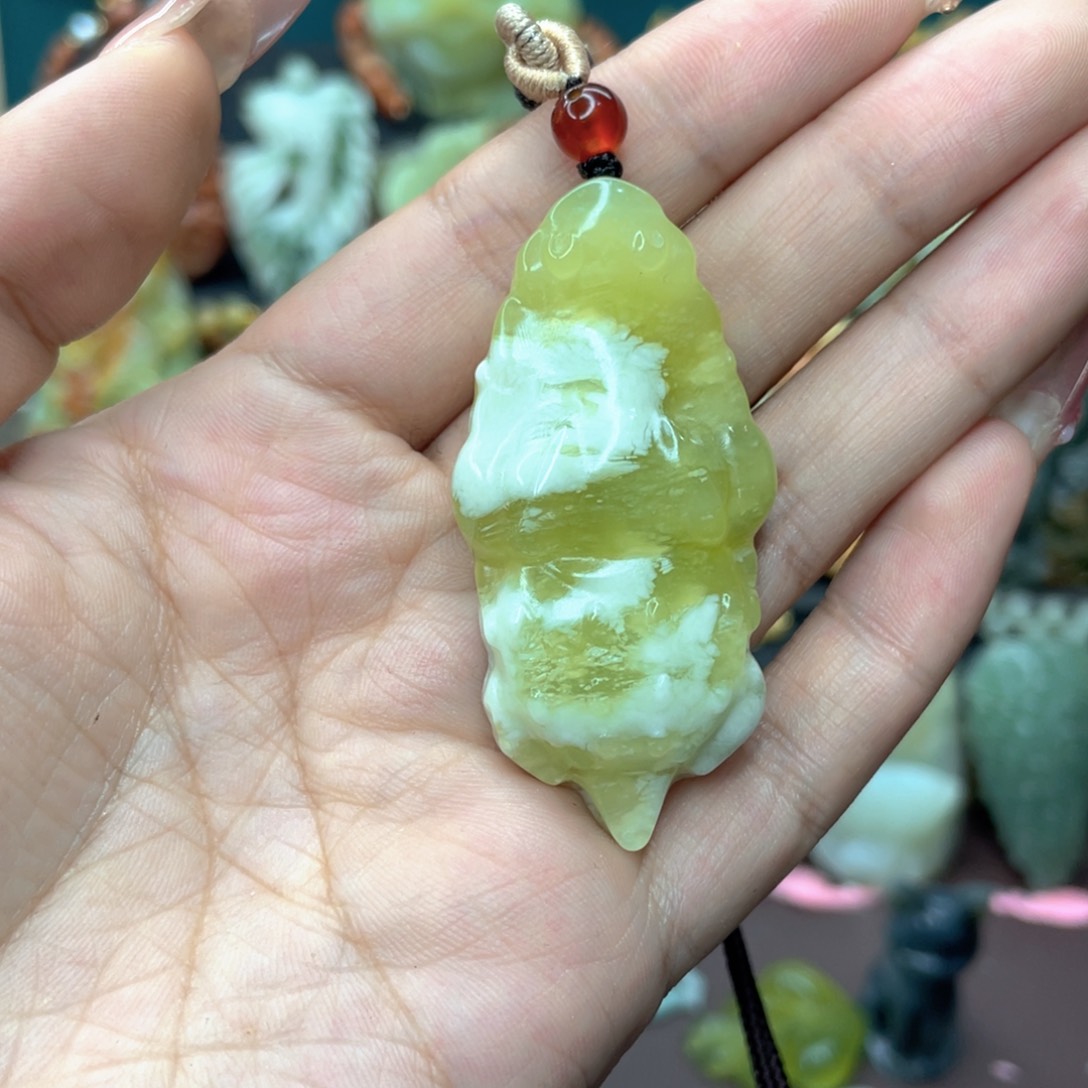 蛇纹石玉颈饰未镶嵌