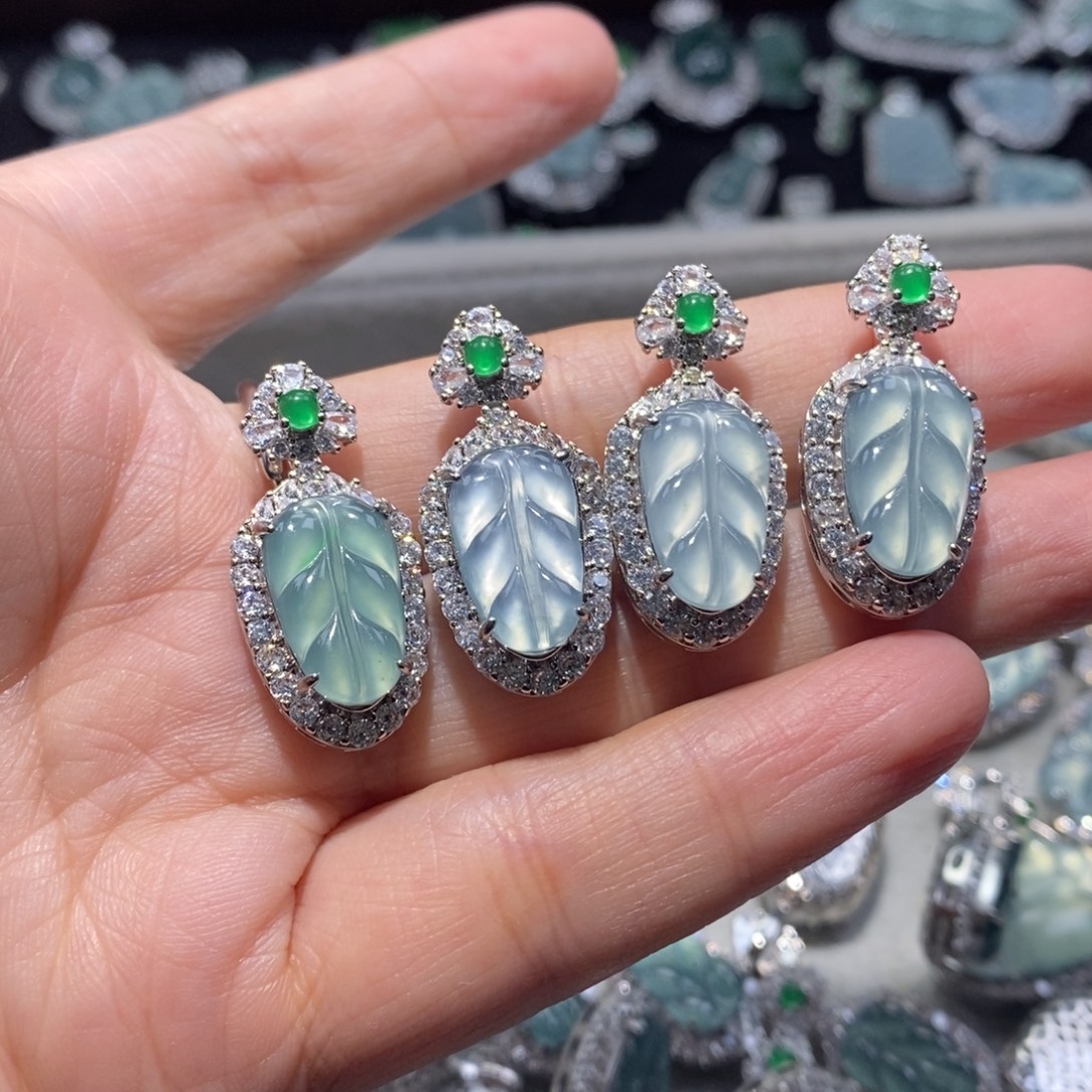 黎***好翡翠未镶嵌颈饰翡翠