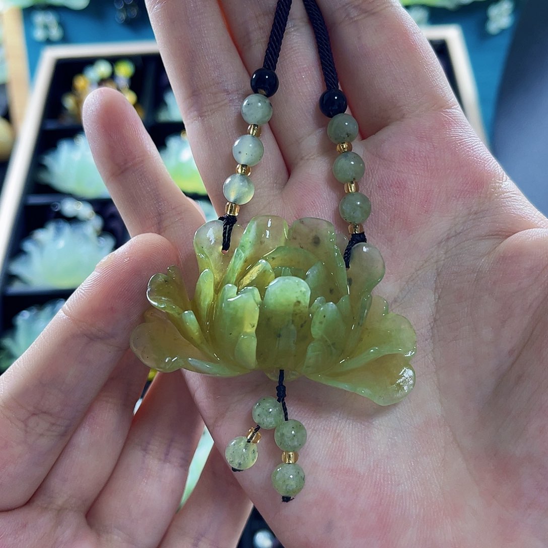 蛇纹石玉颈饰未镶嵌