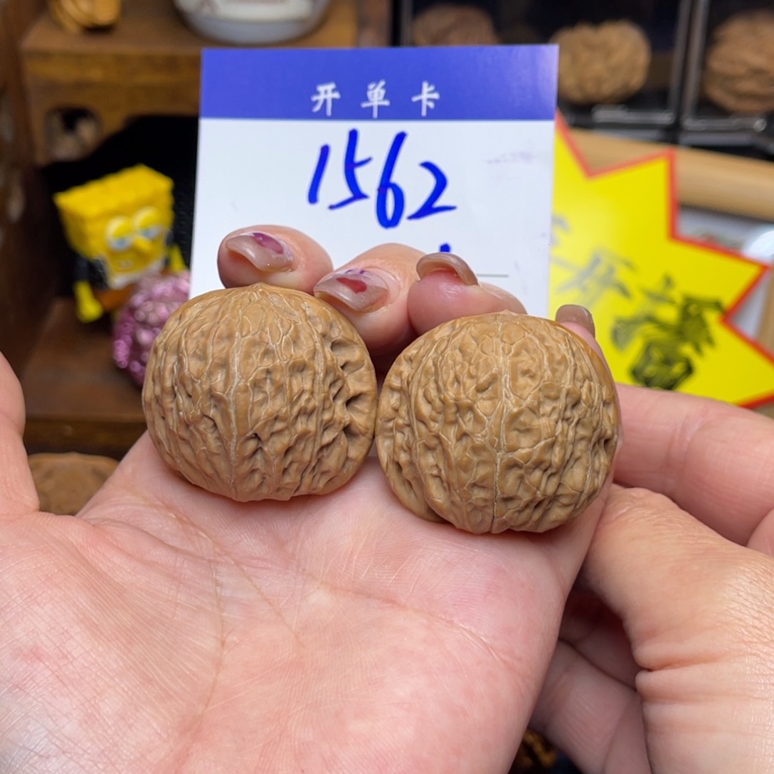 桃核把件铁锤36李。