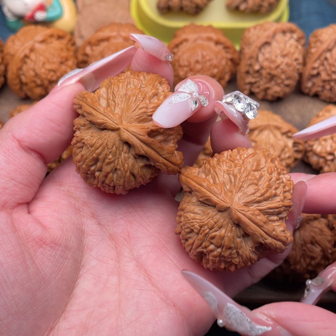 文玩核桃把件全品，红皮球白43卡姿兰底