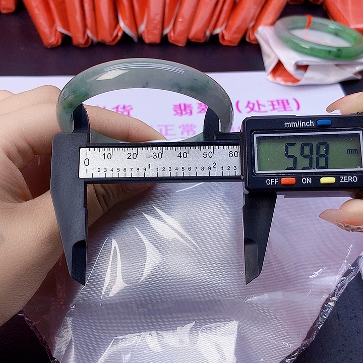 翡翠手镯未镶嵌43。   
