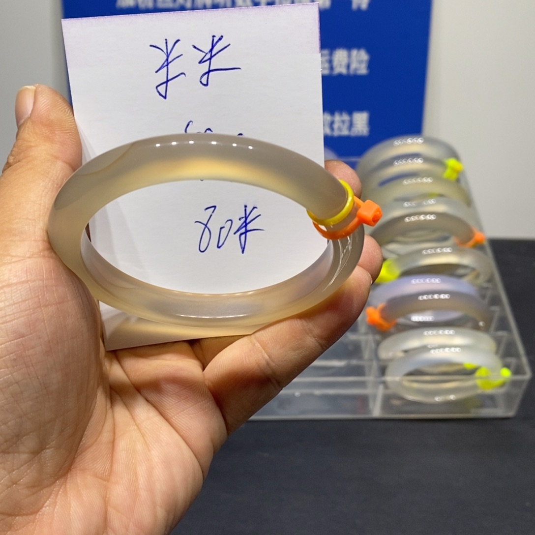 龚***）玛瑙/玉髓未镶嵌手镯