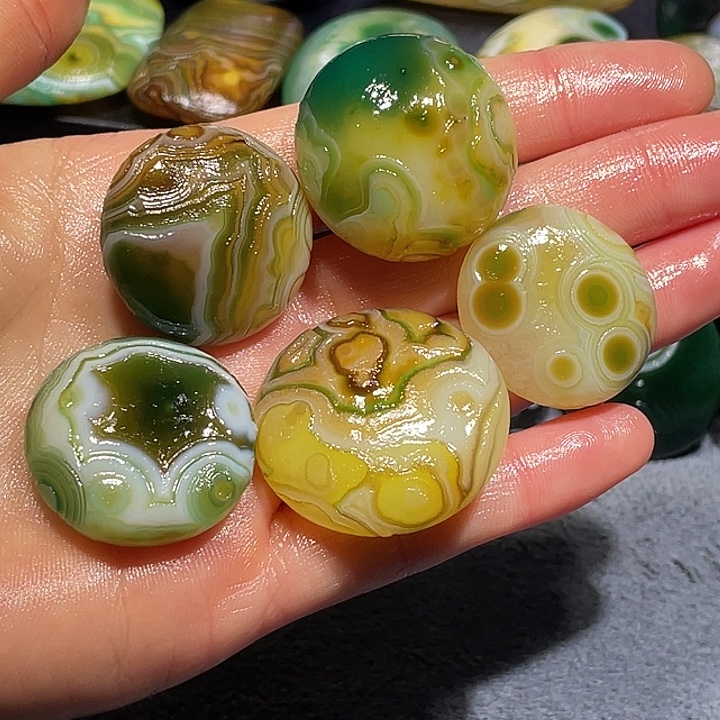 本***性玛瑙/玉髓未镶嵌珠宝奇石