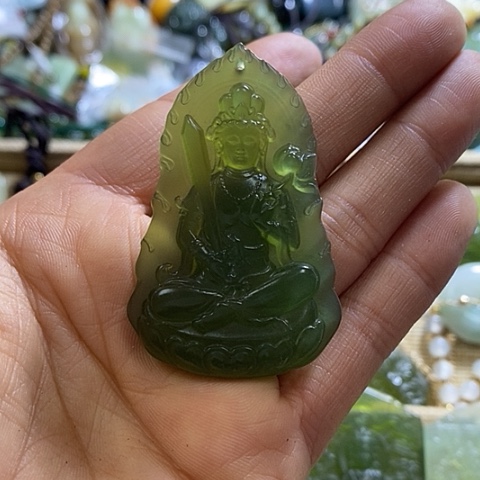 岫玉颈饰未镶嵌牛老虎