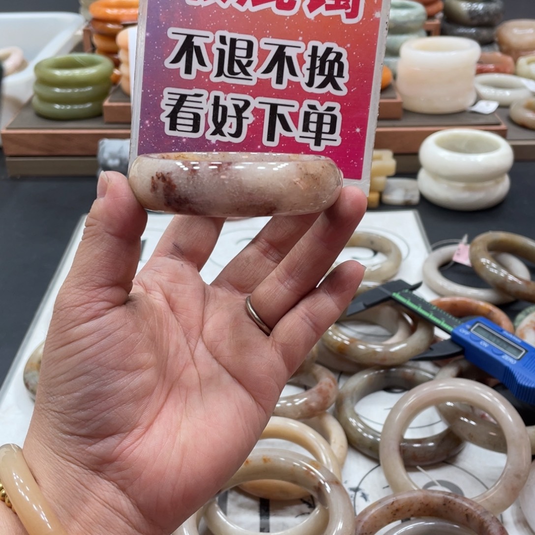 蕊***妈未镶嵌手镯石英质玉