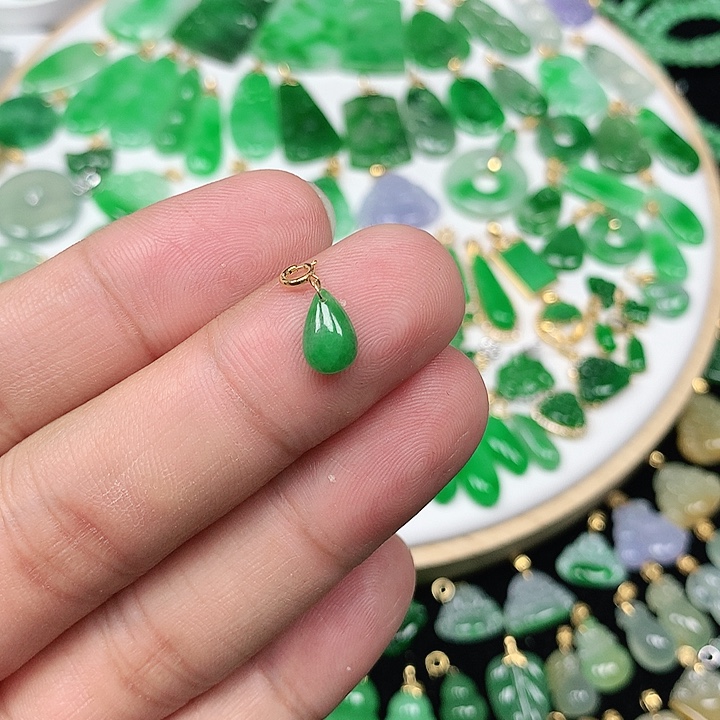 m***o翡翠配石18K金扣头飘绿小水滴