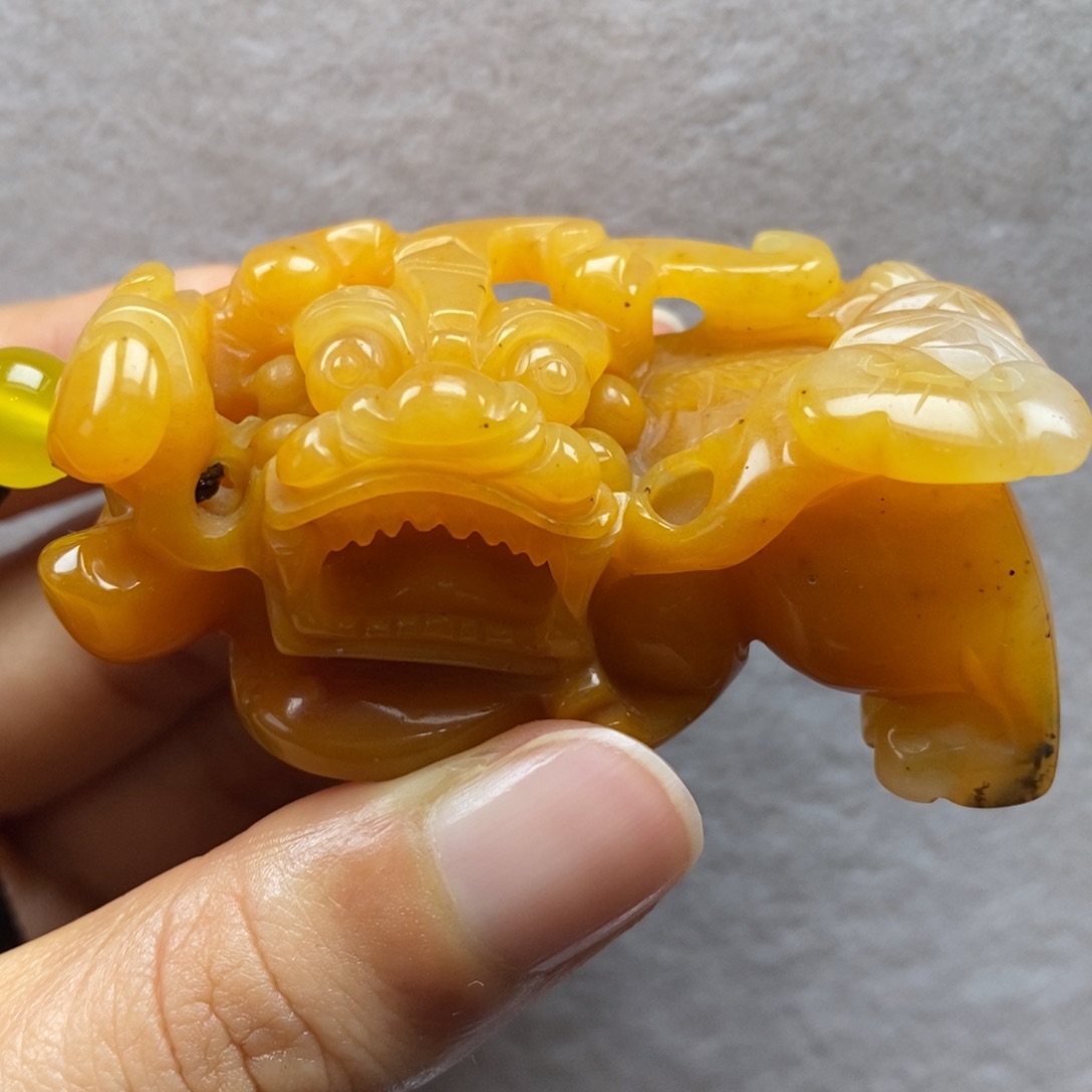 石英质玉（黄龙玉）未镶嵌颈饰脚上有水草花