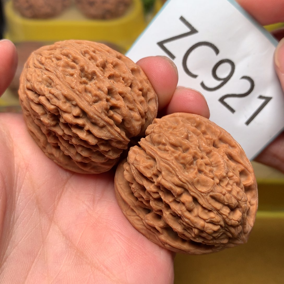 文玩核桃把件红皮炮弹南疆石37