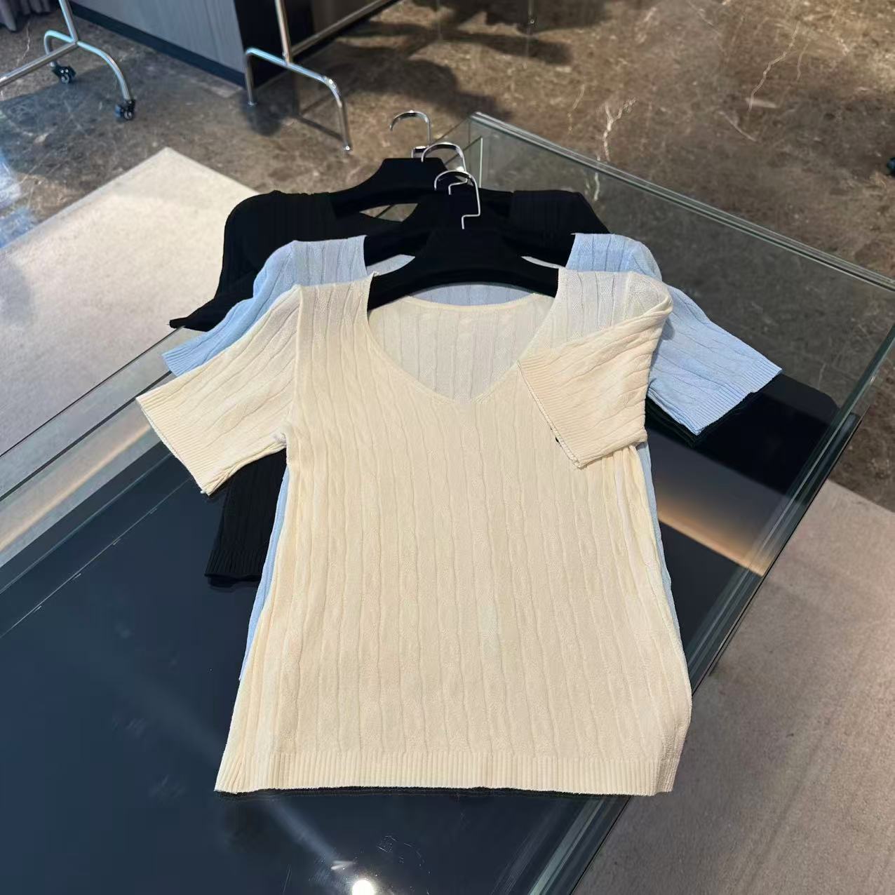 老钱风轻奢V领麻花针织短袖