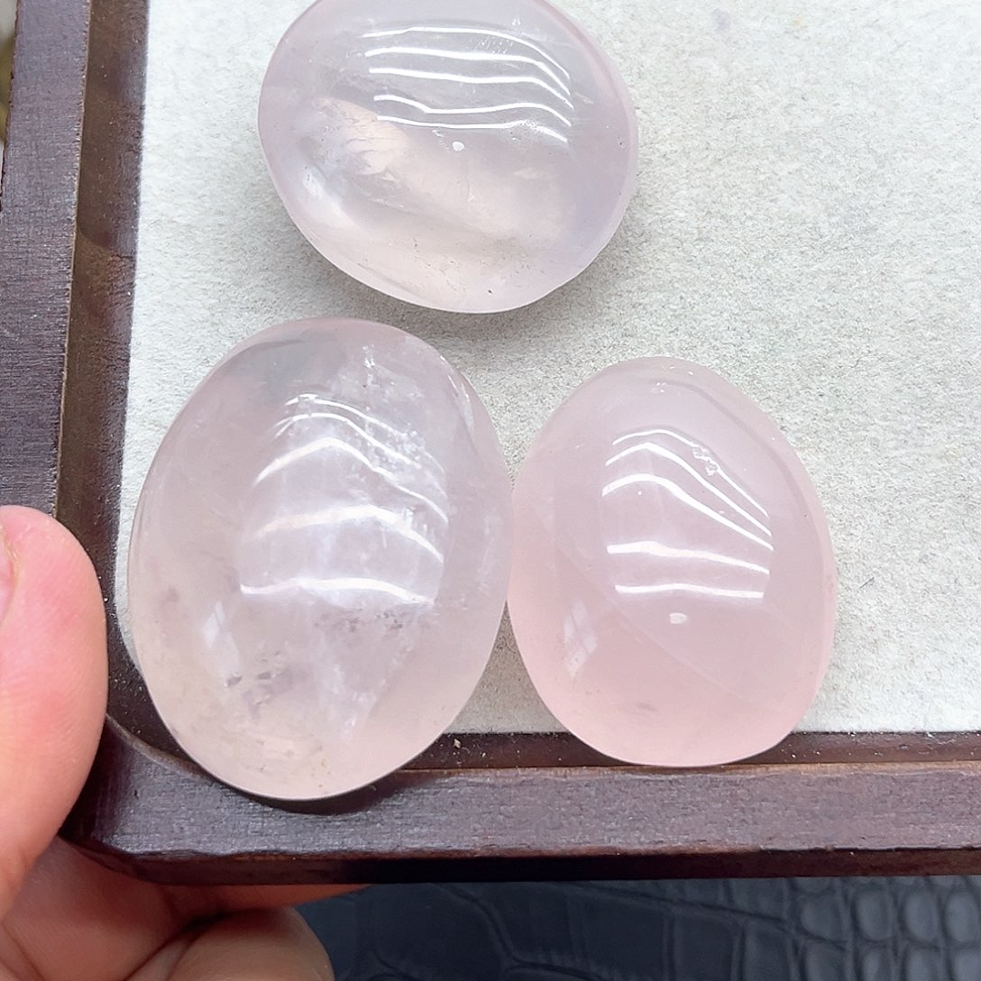 珠宝半成品水晶未镶嵌17 粉水晶手握三颗