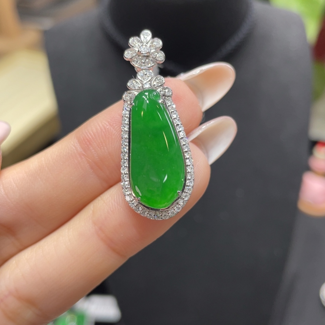 翡翠颈饰18K金镶嵌天然缅甸翡翠a货