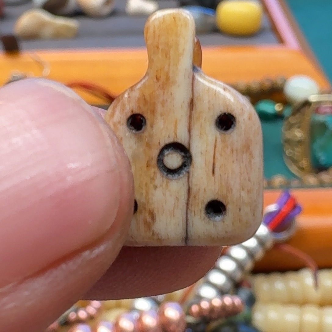 L***。藏区木作佩饰品会佳