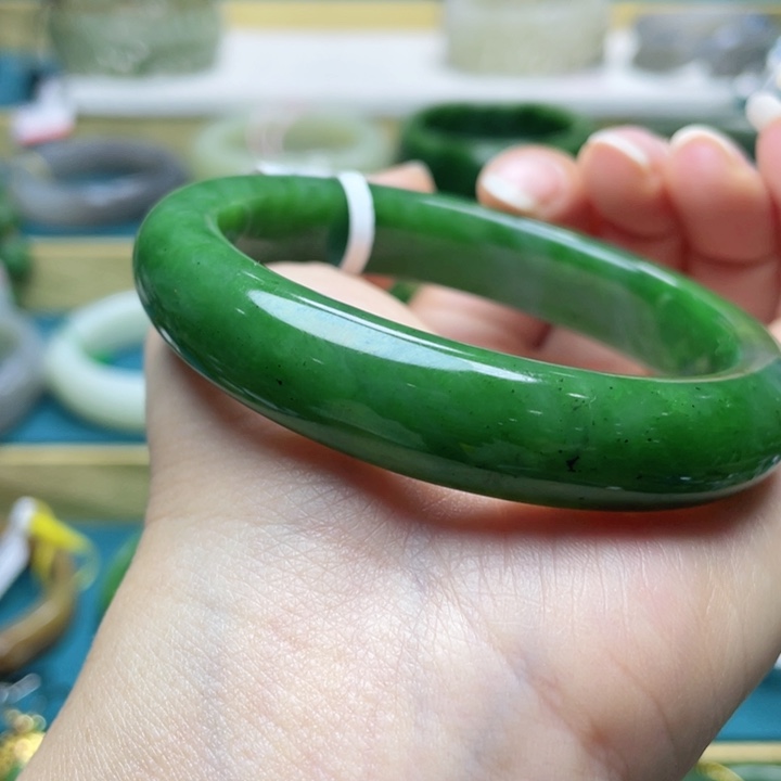 和田玉手镯59+圈口。编号60未镶嵌