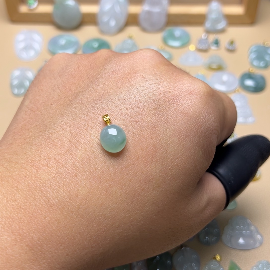 翡翠颈饰18K金镶嵌蛋面吊坠