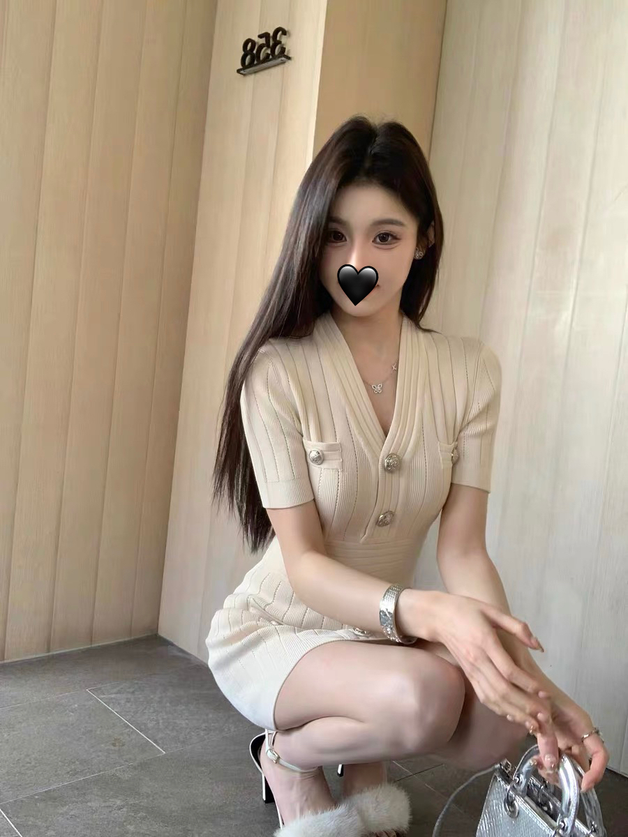 曼妙身材 金属扣修身连衣裙女高级感气质性感V领针织包臀裙小个子
