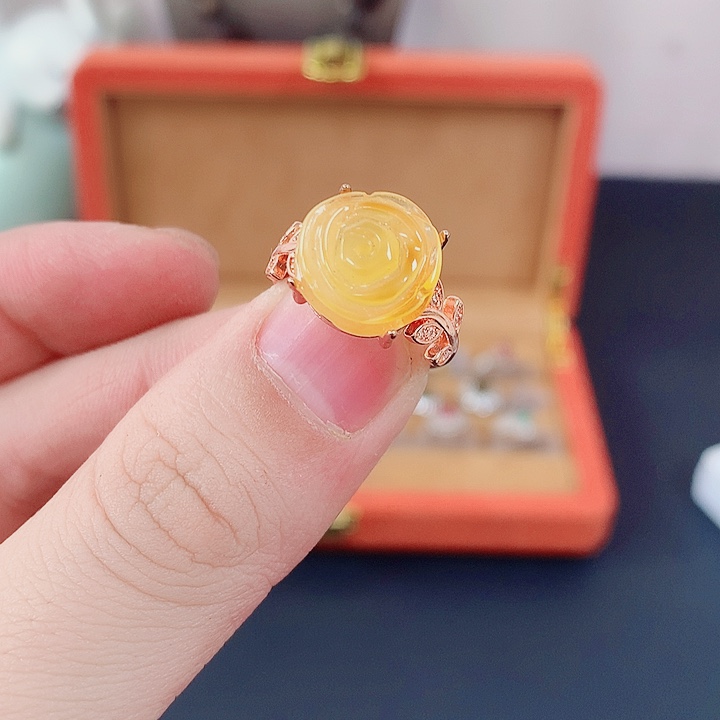 琥珀裸石未镶嵌戒指