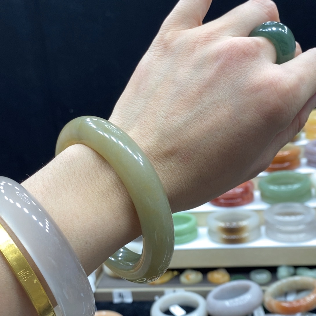 石英岩玉未镶嵌手镯