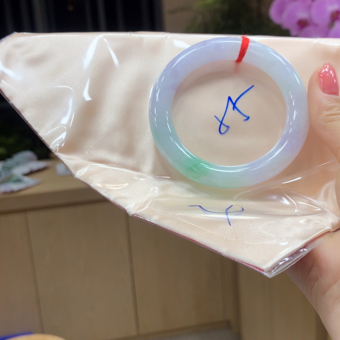 翡翠手镯未镶嵌不退不换