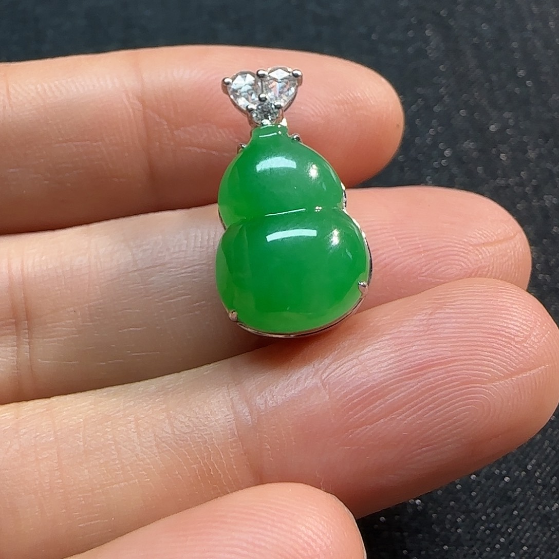 翡翠18K金镶嵌颈饰葫芦吊坠