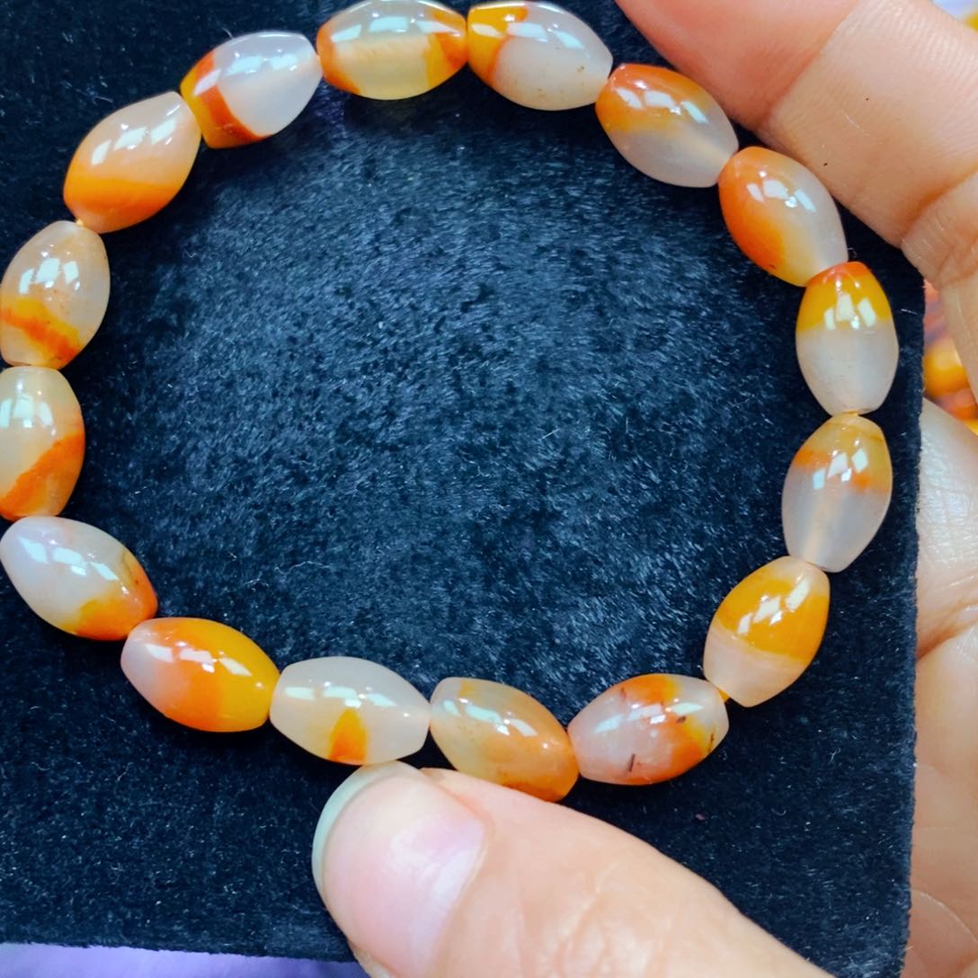 未镶嵌石英质玉（黄龙玉）颈饰